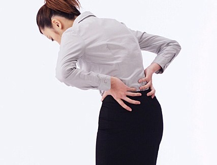 腰が痛いOL